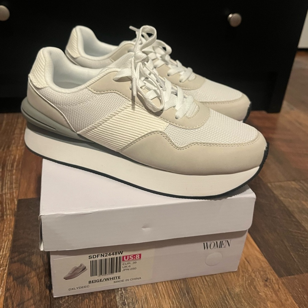 EUC WIDE Dream Pairs Comfy Women's Cream and White Sneakers - Picture 3 of 13